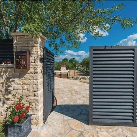 Villa-rossa-mit-pool-fuer-8-personen فيلة *