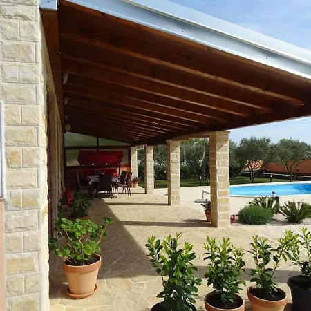 Villa-rossa-mit-pool-fuer-8-personen فيلة