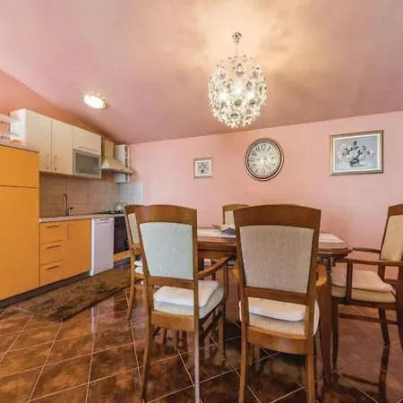 Villa-rossa-mit-pool-fuer-8-personen *