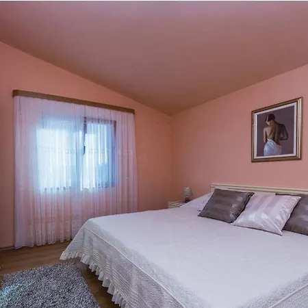 فيلة Villa-rossa-mit-pool-fuer-8-personen *