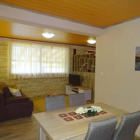 فيلة Villa-rossa-mit-pool-fuer-8-personen