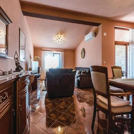 Villa-rossa-mit-pool-fuer-8-personen فيلة