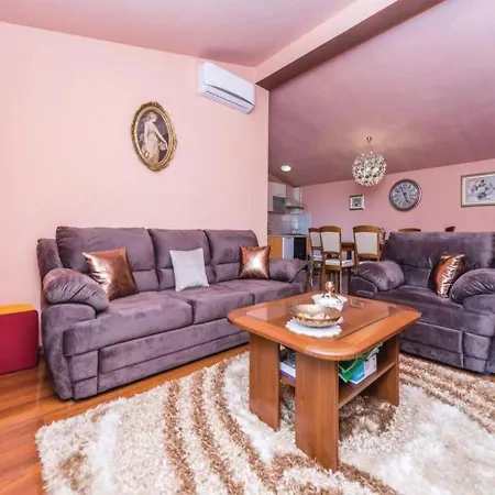Villa-rossa-mit-pool-fuer-8-personen فيلة *