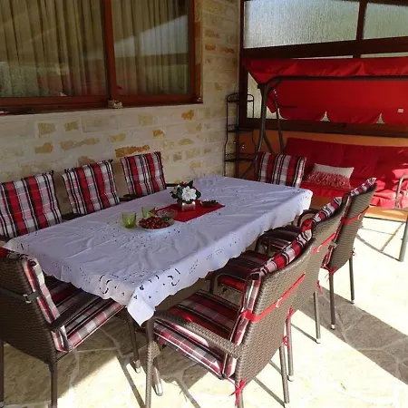 Villa-rossa-mit-pool-fuer-8-personen فيلة *