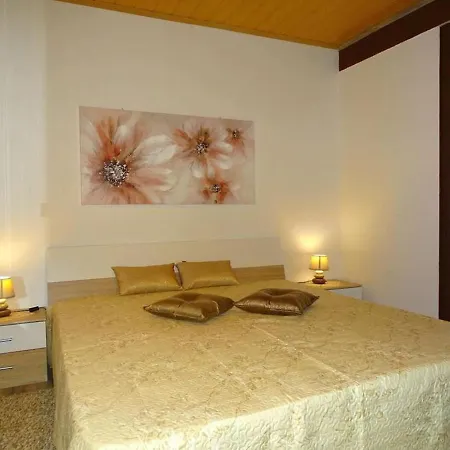 فيلة Villa-rossa-mit-pool-fuer-8-personen