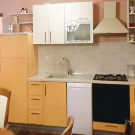 Villa-rossa-mit-pool-fuer-8-personen فيلة