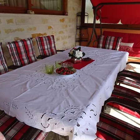 Villa-rossa-mit-pool-fuer-8-personen