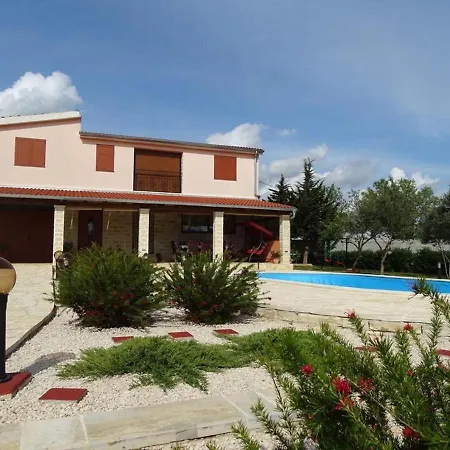 Villa-rossa-mit-pool-fuer-8-personen