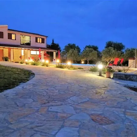Villa-rossa-mit-pool-fuer-8-personen Villa Benkovac