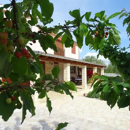 Villa-rossa-mit-pool-fuer-8-personen Villa