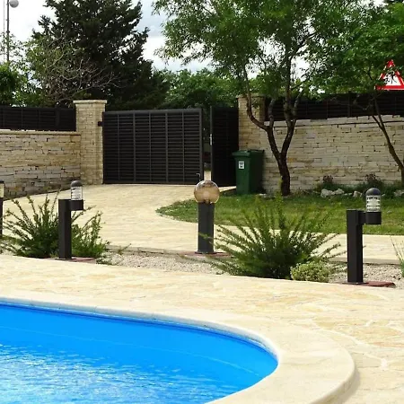 Villa-rossa-mit-pool-fuer-8-personen *