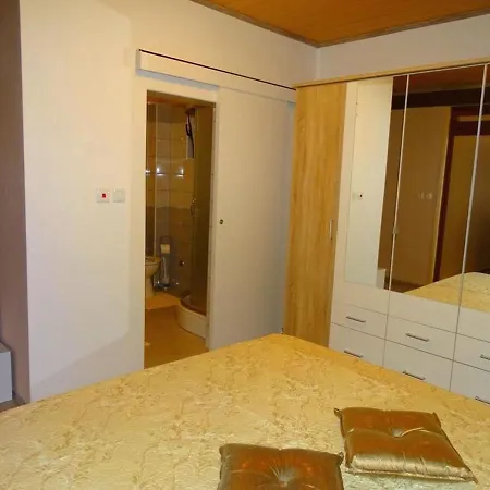 Villa-rossa-mit-pool-fuer-8-personen Villa