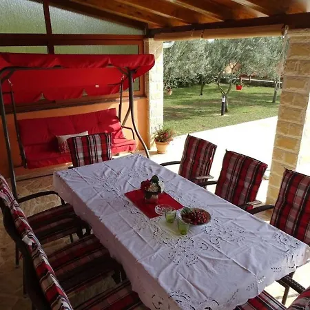 Villa Villa-rossa-mit-pool-fuer-8-personen *